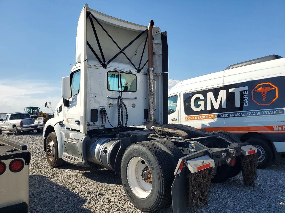 2020 Peterbilt 579 VIN 1XPBA48X9LD685710 COPART salvage auction — MINOR DENT/SCRATCHES, IN - CERTIFICATE OF TITLE, sold $5,400 on 2026-09-08 (photo 2)