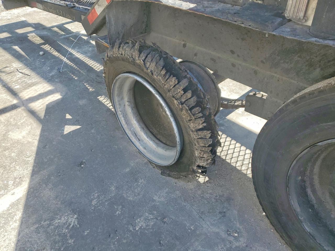 2015 Kauf Trailers VIN 5VGFE443XFL005612 COPART salvage auction — Minor Dent/Scratches, Rt - Clean Title, sold $1,500 on 2026-09-17 (photo 7)