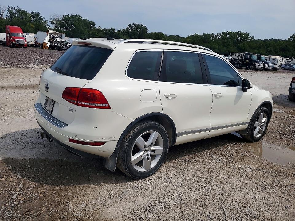 2012 Volkswagen Touareg VIN WVGFF9BP3CD003135 COPART salvage auction — FRONT END, Ks - Dealer Only Clean Title, sold $500 on 2026-08-13 (photo 3)