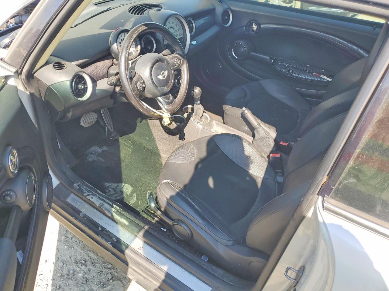 2011 Mini Cooper VIN WMWSV3C58BTY15306 COPART salvage auction — Side, Dv - Clean Title, sold $100 on 2026-08-20 (photo 8)