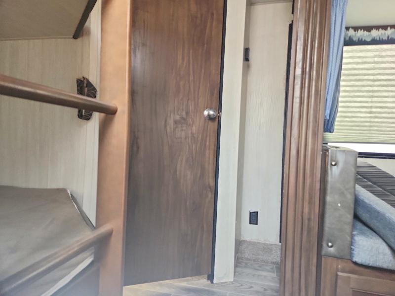 2019 Cherokee by forest r VIN 4X4TCKB21KX139248 COPART salvage auction — ALL OVER, MI - CERTIFICATE OF TITLE, sold $3,200 on 2026-09-15 (photo 5)