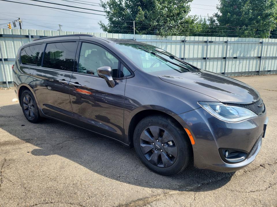 2020 Chrysler Pacifica VIN 2C4RC1N74LR257926 COPART salvage auction — MINOR DENT/SCRATCHES, Oh - Certificate Of Title (P), sold $8,300 on 2026-09-08 (photo 4)