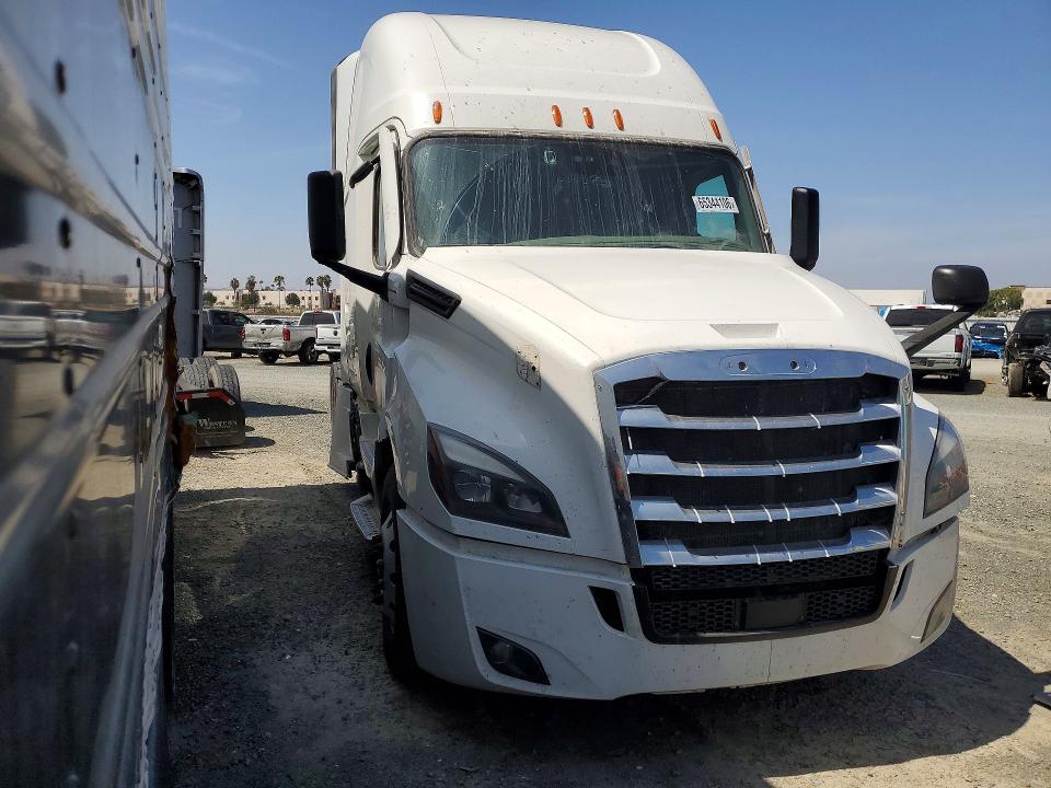2024 Freightliner Cascadia 126 VIN 3AKJHHDR7RSUV0810 COPART salvage auction — MINOR DENT/SCRATCHES, CA - DIS/DLR/EXP ONLY CLEAN TITLE, sold $28,500 on 2026-08-25 (photo 4)