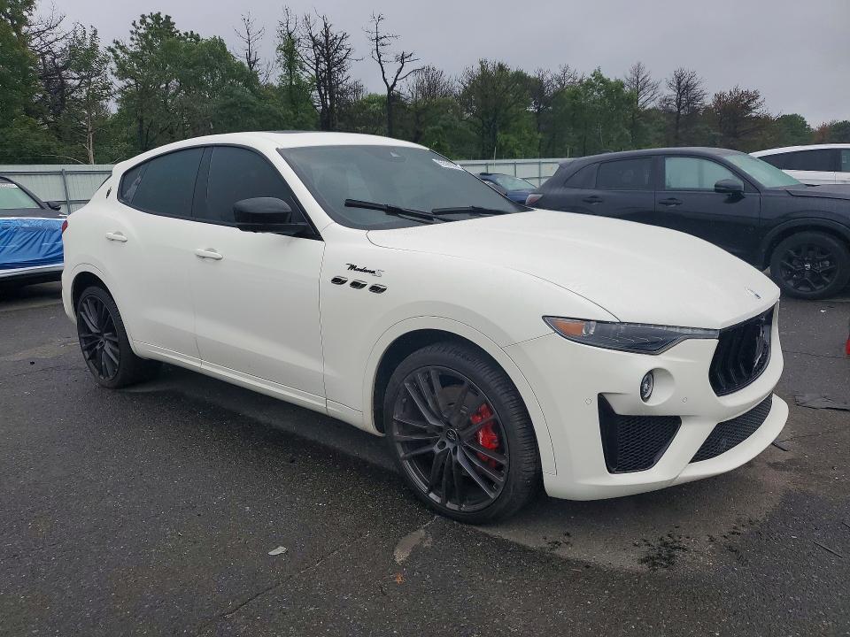 2022 Maserati Levante VIN ZN661ZUM7NX402801 COPART salvage auction — WATER/FLOOD, Ny - Mv907A-Flood Salvage, sold $23,900 on 2026-09-09 (photo 4)
