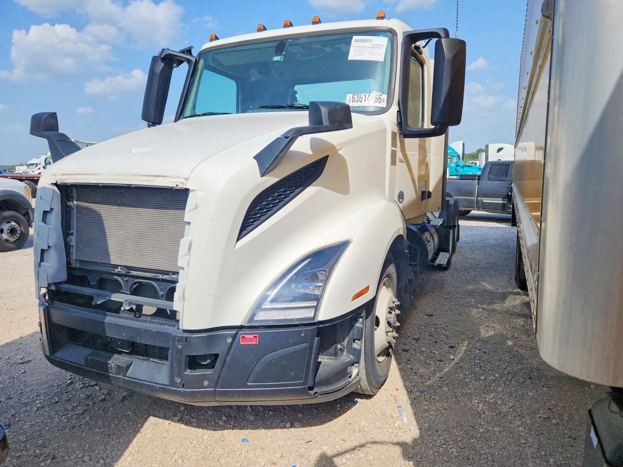 2025 Volvo VNL VIN 4V4NC9EH6SN671327 — COPART salvage auction photo
