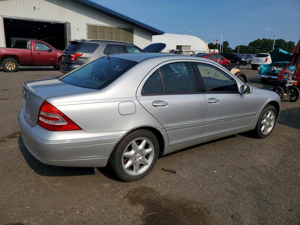 2001 Mercedes-benz C class VIN WDBRF61J21F131458 COPART salvage auction — MINOR DENT/SCRATCHES, NY - CERTIFICATE OF TITLE, sold $500 on 2026-08-17 (photo 3)