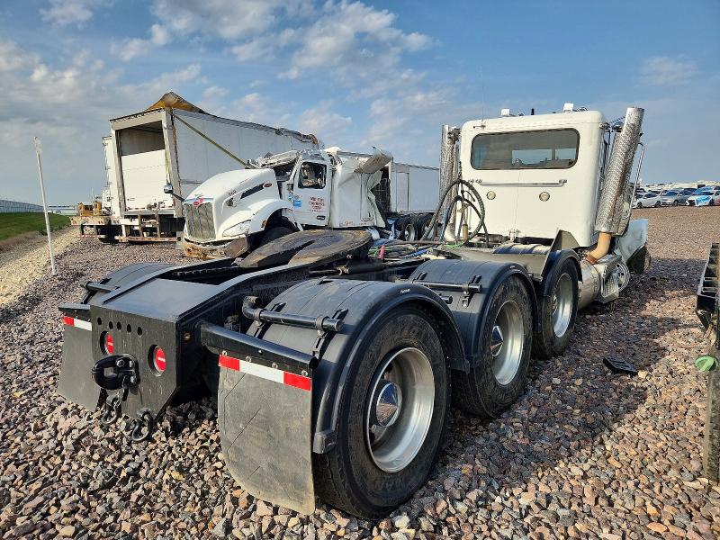 2018 Peterbilt 389 VIN 1XPXP4EX1JD491405 COPART salvage auction — ROLLOVER, MO - SALVAGE CERTIFICATE OF TITLE, sold $14,500 on 2026-08-27 (photo 4)