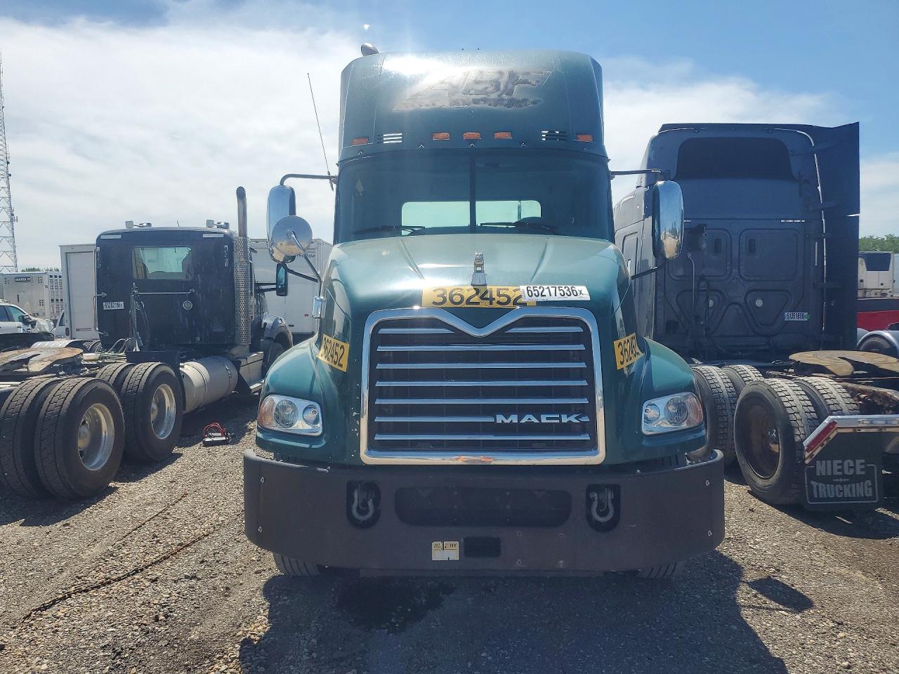 2017 Mack Cxu612 VIN 1M1AW01X8HM009760 COPART salvage auction — Minor Dent/Scratches, OK - CERTIFICATE OF TITLE, sold $1,550 on 2026-09-11 (photo 5)
