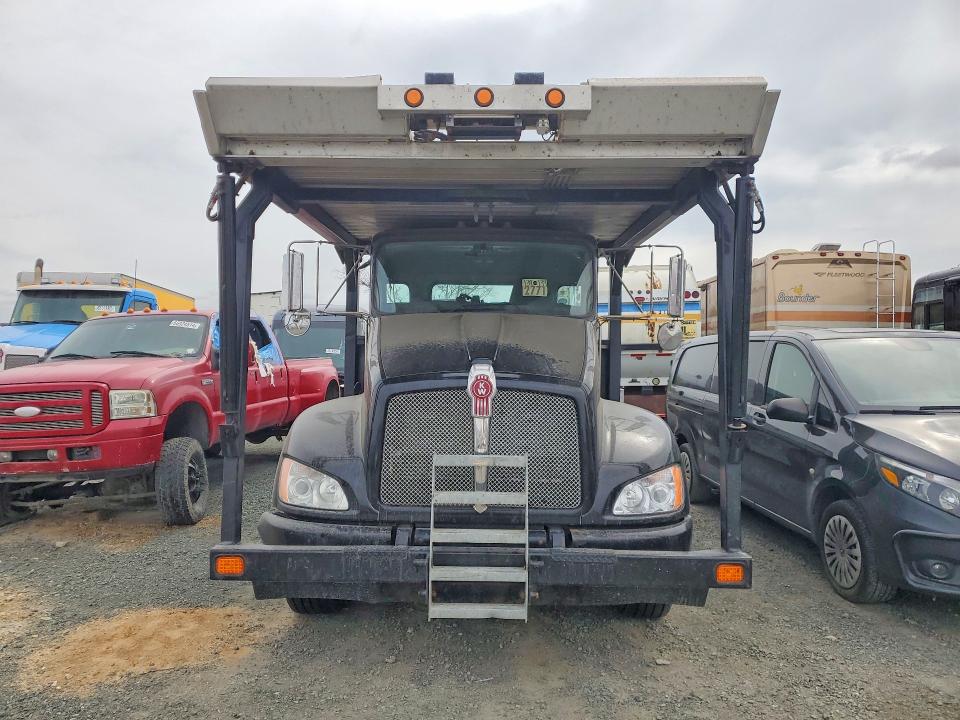 2017 Kenworth T680 VIN 1XKYDP9X6HJ135879 COPART salvage auction — MINOR DENT/SCRATCHES, WI - DIS/DLR/EXP ONLY CLEAN TITLE, sold $28,250 on 2026-08-28 (photo 5)