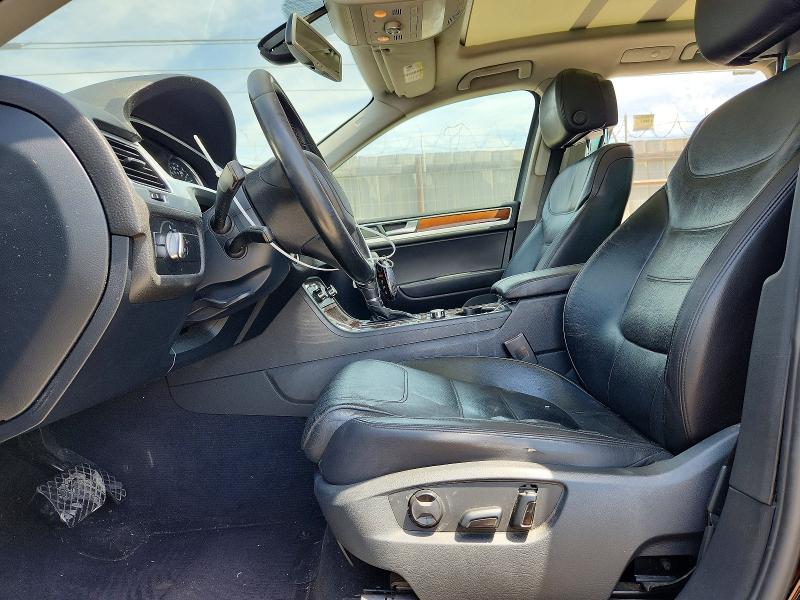 2013 Volkswagen Touareg VIN WVGEF9BP0DD004871 COPART salvage auction — NORMAL WEAR, Salvage Title, sold $900 on 2026-10-01 (photo 7)
