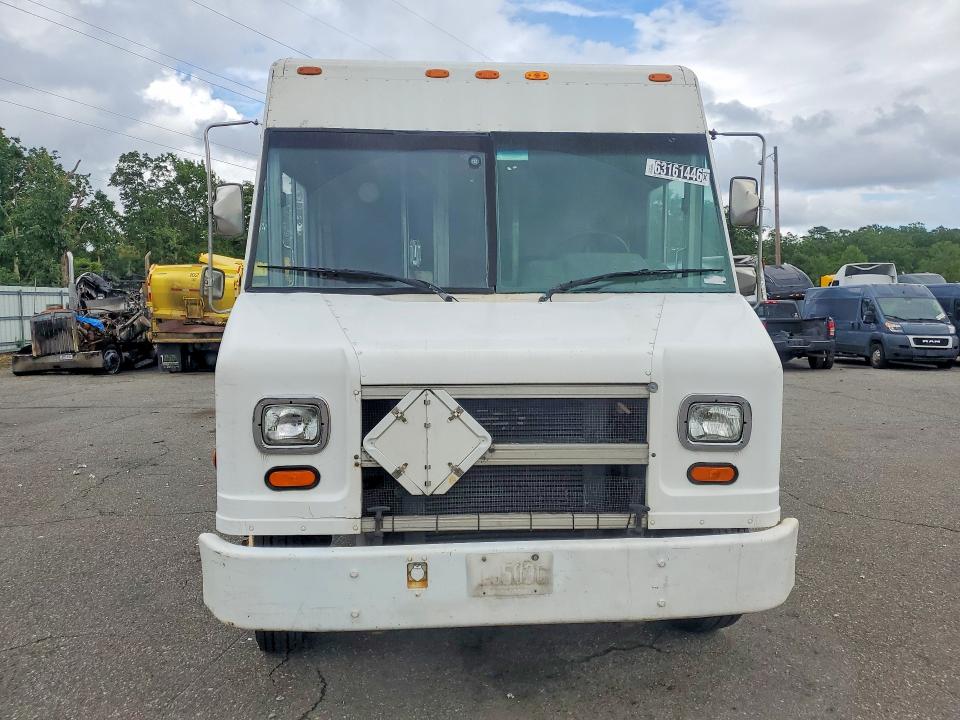 2001 Freightliner Chassis VIN 4UZAANBW71CH53250 COPART salvage auction — MINOR DENT/SCRATCHES, NJ - CERTIFICATE OF TITLE, sold $175 on 2026-09-17 (photo 5)