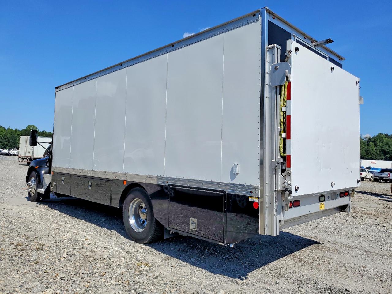 2017 Kenworth Constructi VIN 2NKHHM6X9HM172600 COPART salvage auction — Minor Dent/Scratches, IL - CERTIFICATE OF TITLE, sold $30,000 on 2026-09-11 (photo 2)