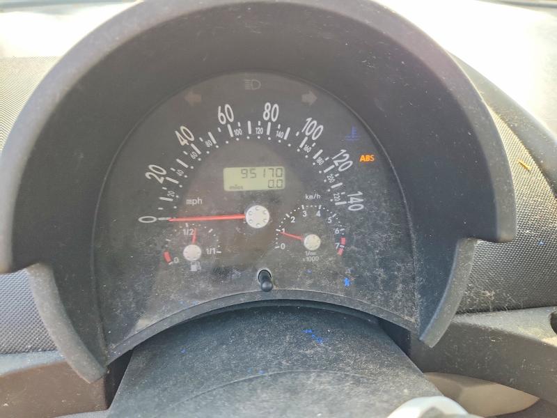 2001 Volkswagen Beetle VIN 3VWBT21C01M413262 COPART salvage auction — NORMAL WEAR, DA, sold $200 on 2026-10-01 (photo 9)