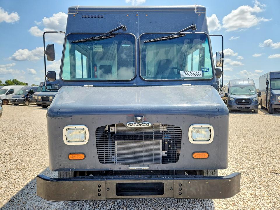 2020 Freightliner Chassis VIN 4UZAC2EA4LCMH7842 COPART salvage auction — MINOR DENT/SCRATCHES, TX - CERTIFICATE OF TITLE, sold $13,000 on 2026-08-25 (photo 5)