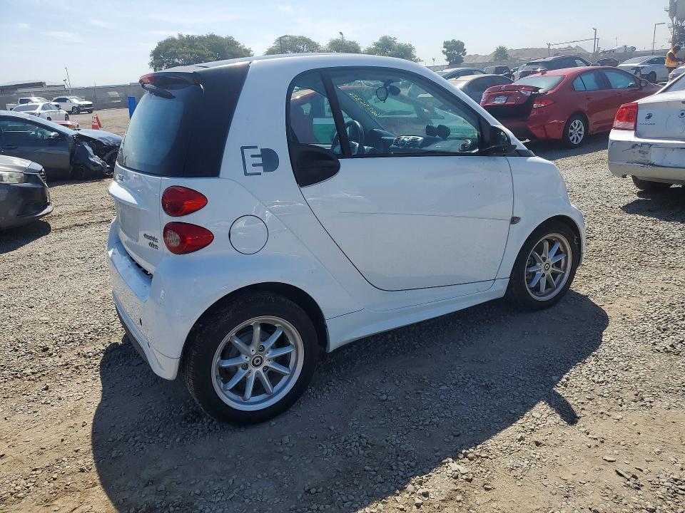 2016 Smart Fortwo VIN WMEEJ9AA8GK843247 COPART salvage auction — FRONT END, CA - DIS/DLR/EXP ONLY CLEAN TITLE (P), sold $250 on 2026-09-23 (photo 3)
