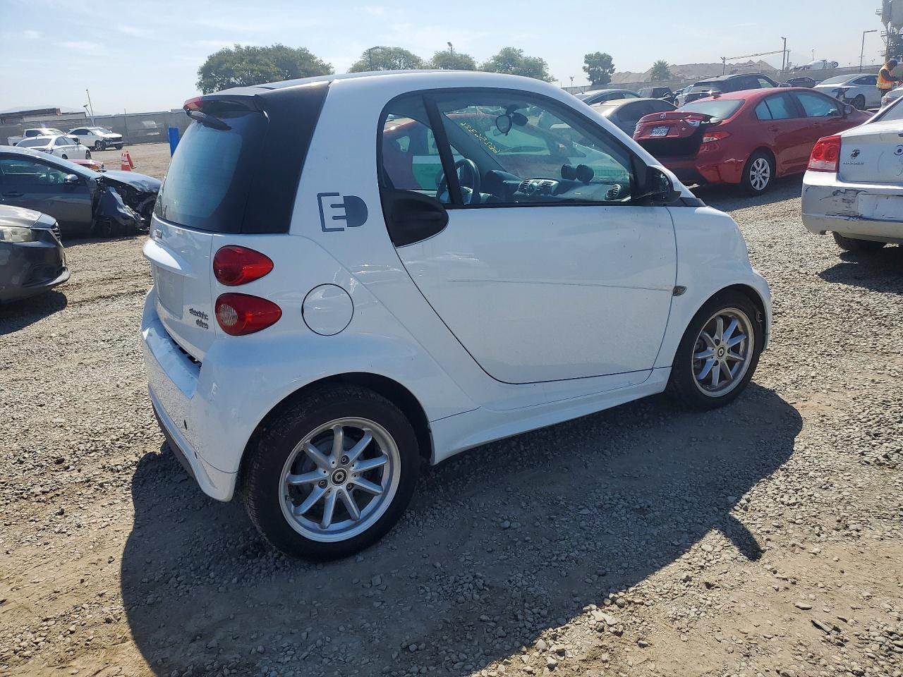 2016 Smart Fortwo VIN WMEEJ9AA8GK843247 COPART salvage auction — Front End, CA - DIS/DLR/EXP ONLY CLEAN TITLE (P), sold $250 on 2026-09-18 (photo 3)