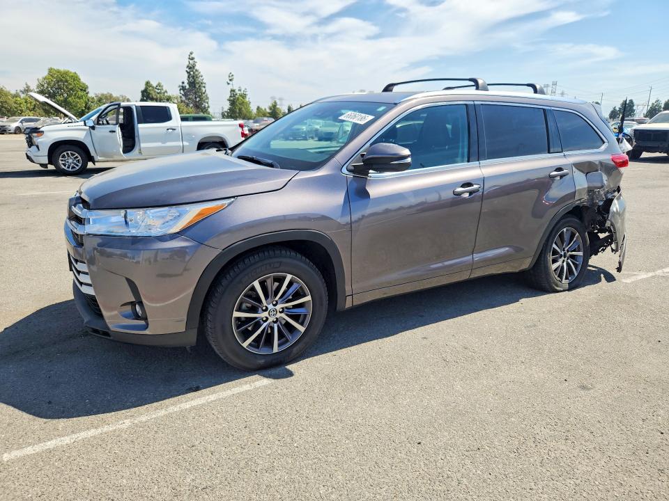 2018 Toyota Highlander VIN 5TDKZRFH6JS529757 — COPART salvage auction photo