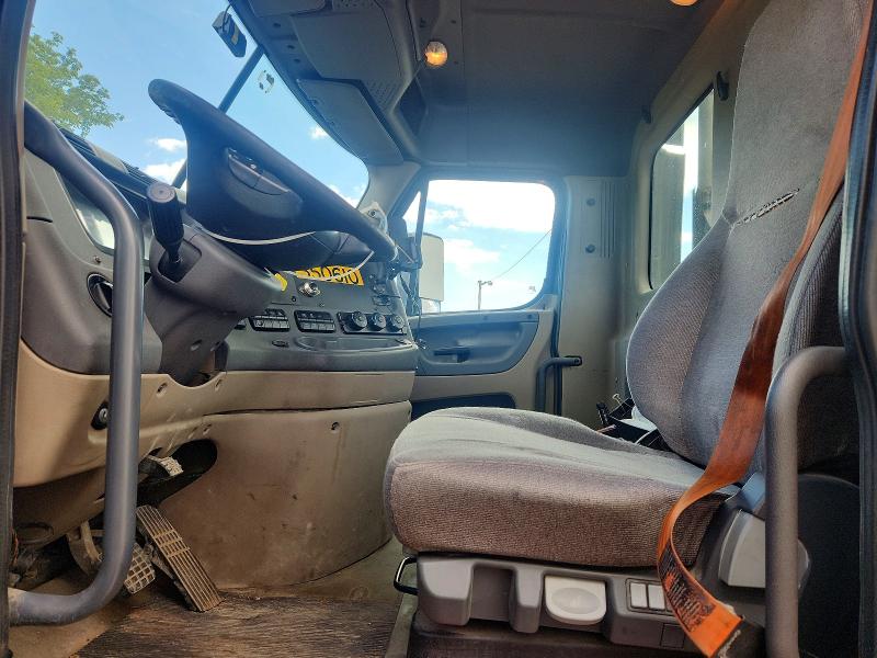 2016 Freightliner Cascadia 113 VIN 3AKBGADV1GDHE0214 COPART salvage auction — MINOR DENT/SCRATCHES, OK - CERTIFICATE OF TITLE (P), sold $3,950 on 2026-09-19 (photo 7)