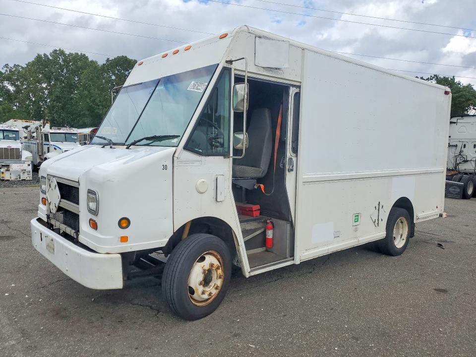 2001 Freightliner Chassis VIN 4UZAANBW71CH53250 COPART salvage auction — MINOR DENT/SCRATCHES, NJ - CERTIFICATE OF TITLE, sold $175 on 2026-09-17 (photo 1)