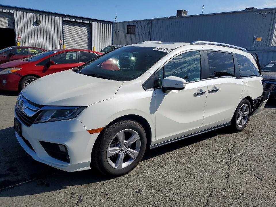 2018 Honda Odyssey VIN 5FNRL6H75JB101038 — COPART salvage auction photo