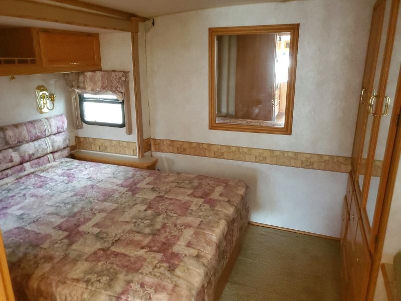 2003 Winnebago Adventurer VIN 5B4MP67G333361945 COPART salvage auction — REAR END, MN - CERT OF TITLE-SALVAGE FLOOD, sold $2,150 on 2026-10-01 (photo 9)
