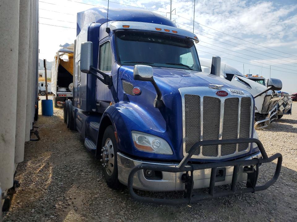 2017 Peterbilt All models VIN 1XPBDP9X4HD363815 COPART salvage auction — NORMAL WEAR, CT, sold $8,900 on 2026-09-07 (photo 4)