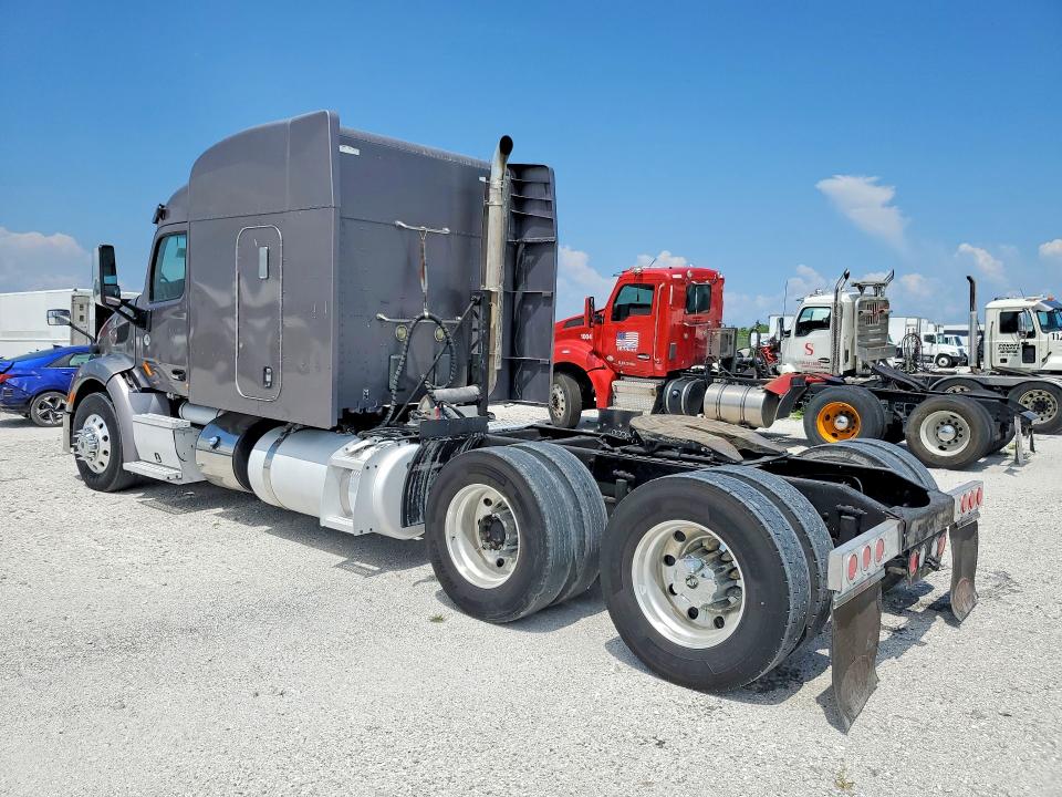 2014 Peterbilt 579 VIN 1XPBDP9X4ED234940 COPART salvage auction — MINOR DENT/SCRATCHES, FL - CERTIFICATE OF TITLE, sold $13,600 on 2026-09-01 (photo 2)