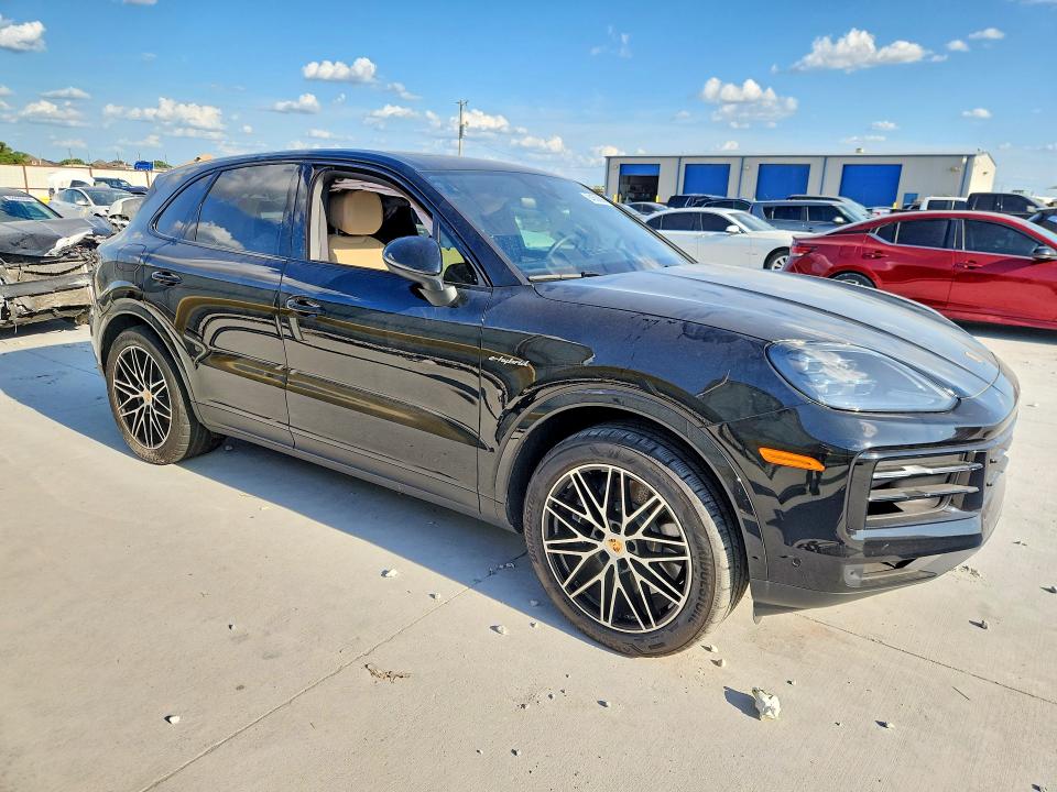 2024 Porsche Cayenne VIN WP1AE2AY4RDA29933 COPART salvage auction — SIDE, Tx - Salvage Vehicle Title, sold $47,000 on 2026-10-06 (photo 4)