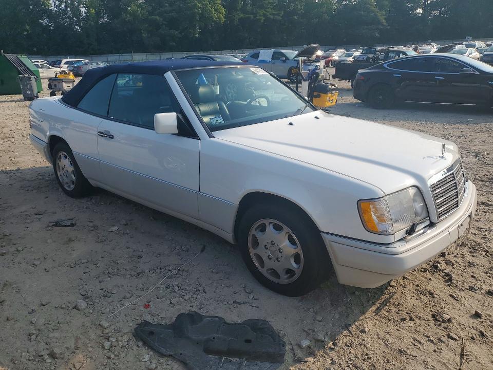 1995 Mercedes-benz E-class VIN WDBEA66E1SC282772 COPART salvage auction — MINOR DENT/SCRATCHES, MA - CERTIFICATE OF TITLE (P), sold $8,100 on 2026-08-13 (photo 4)