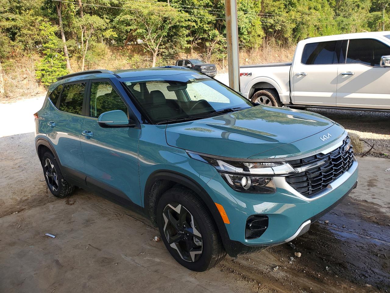 2025 Kia Seltos VIN KNDERCAA9S7801623 COPART salvage auction — Minor Dent/Scratches, Ct - Clean Title, sold $20,750 on 2026-09-24 (photo 4)
