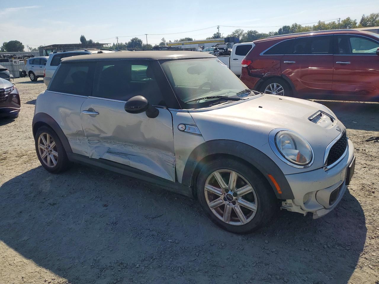 2011 Mini Cooper VIN WMWSV3C58BTY15306 COPART salvage auction — Side, Dv - Clean Title, sold $100 on 2026-08-20 (photo 4)