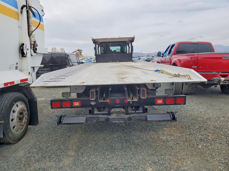 2017 Kenworth T680 VIN 1XKYDP9X6HJ135879 COPART salvage auction — MINOR DENT/SCRATCHES, WI - DIS/DLR/EXP ONLY CLEAN TITLE, sold $28,250 on 2026-08-28 (photo 6)