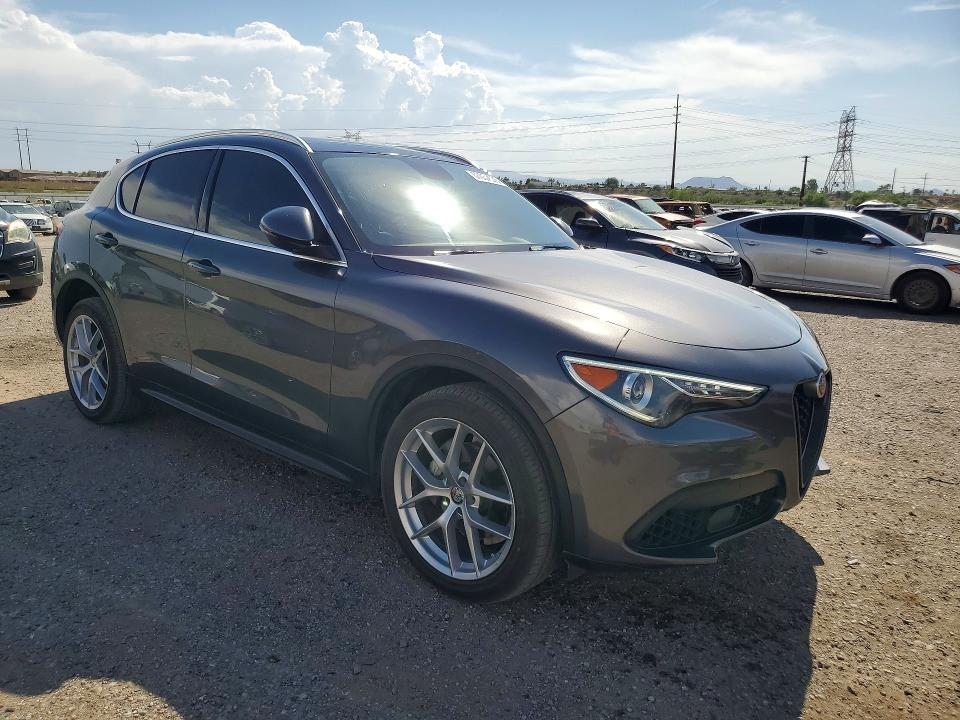 2018 Alfa romeo Stelvio VIN ZASFAKBN7J7C17539 COPART salvage auction — MINOR DENT/SCRATCHES, AZ - CERTIFICATE OF TITLE, sold $9,000 on 2026-09-09 (photo 4)