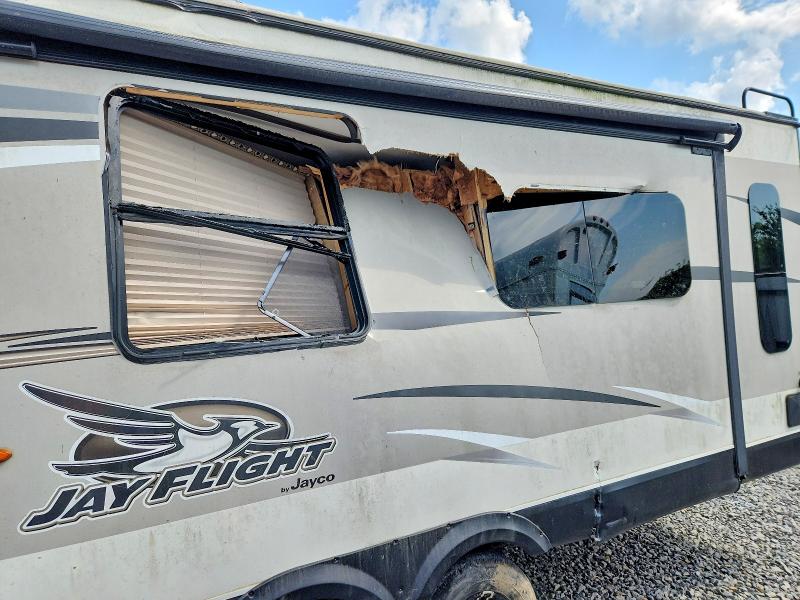 2017 Jayco Jay flight VIN 1UJBJ0BRXH1T70105 COPART salvage auction — SIDE, KY - CERT OF TITLE-SALVAGE, sold $2,050 on 2026-10-08 (photo 9)