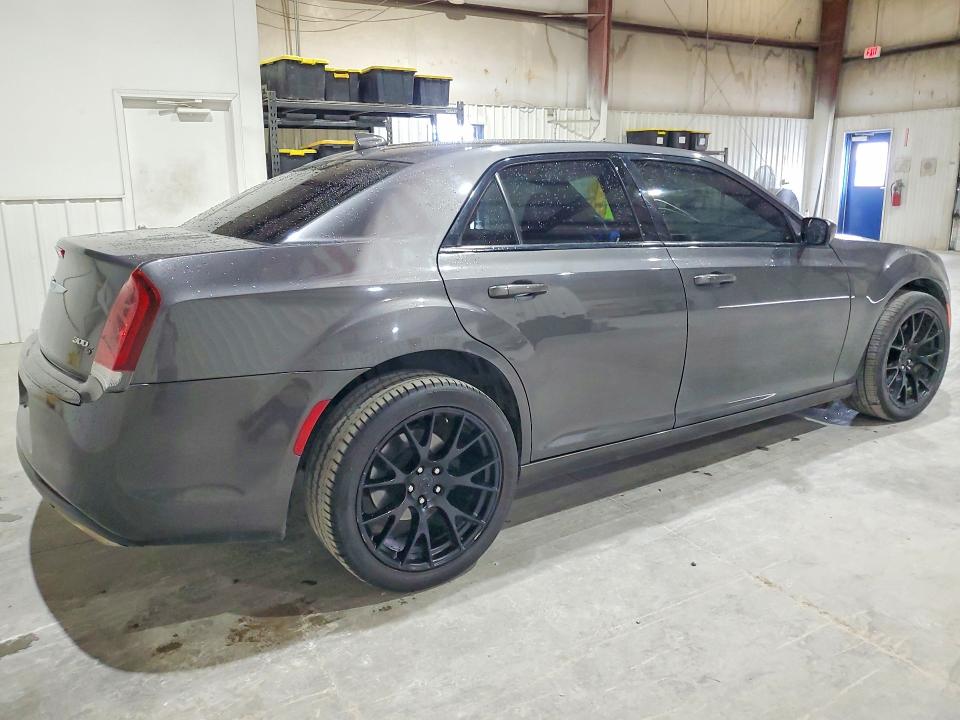 2019 Chrysler 300 VIN 2C3CCAGG7KH698462 COPART salvage auction — MINOR DENT/SCRATCHES, OK - CERTIFICATE OF TITLE (P), sold $9,000 on 2026-08-13 (photo 3)