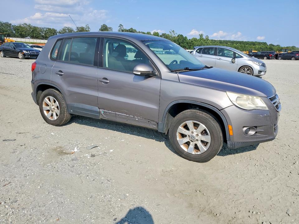 2010 Volkswagen Tiguan VIN WVGAV7AXXAW511610 COPART salvage auction — SIDE, Ky - Red Rebuilt Salvage Branded, sold $300 on 2026-08-17 (photo 4)