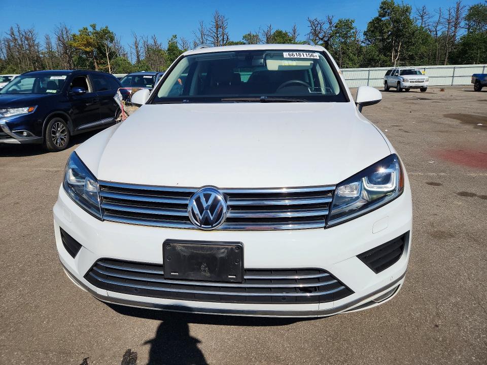 2015 Volkswagen Touareg VIN WVGEP9BP6FD007080 COPART salvage auction — MINOR DENT/SCRATCHES, NY - CERTIFICATE OF TITLE, sold $9,200 on 2026-08-26 (photo 5)