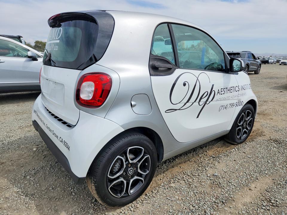 2019 Smart Fortwo VIN WMEFJ9BA9KK367442 COPART salvage auction — MINOR DENT/SCRATCHES, CA - DIS/DLR/EXP ONLY CLEAN TITLE, sold $1,100 on 2026-09-22 (photo 3)