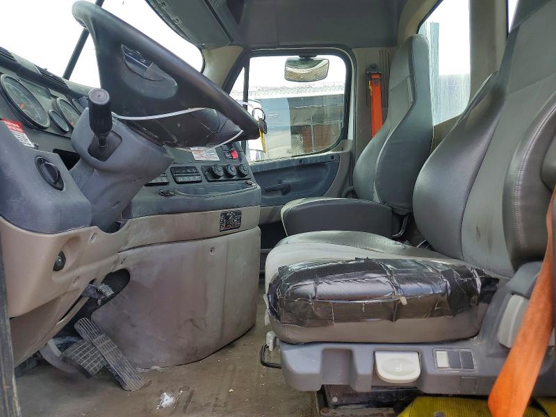 2019 Freightliner Cascadia 113 VIN 3AKJGBDVXKDJW2125 COPART salvage auction — NORMAL WEAR, IN - CERTIFICATE OF TITLE, sold $8,900 on 2026-09-15 (photo 7)