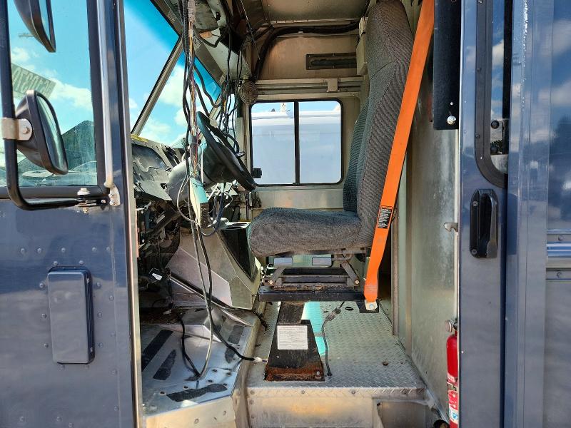 2019 Ford E-450 VIN 1FC3E4K69KDC48489 COPART salvage auction — NORMAL WEAR, IL - CERTIFICATE OF TITLE, sold $13,000 on 2026-08-29 (photo 7)