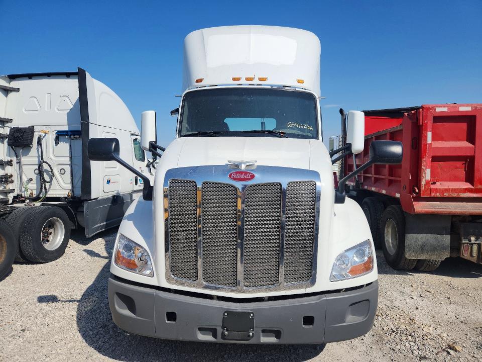 2018 Peterbilt 579 VIN 1XPBA48X1JD477432 COPART salvage auction — NORMAL WEAR, IN - CERTIFICATE OF TITLE, sold $12,000 on 2026-09-02 (photo 5)