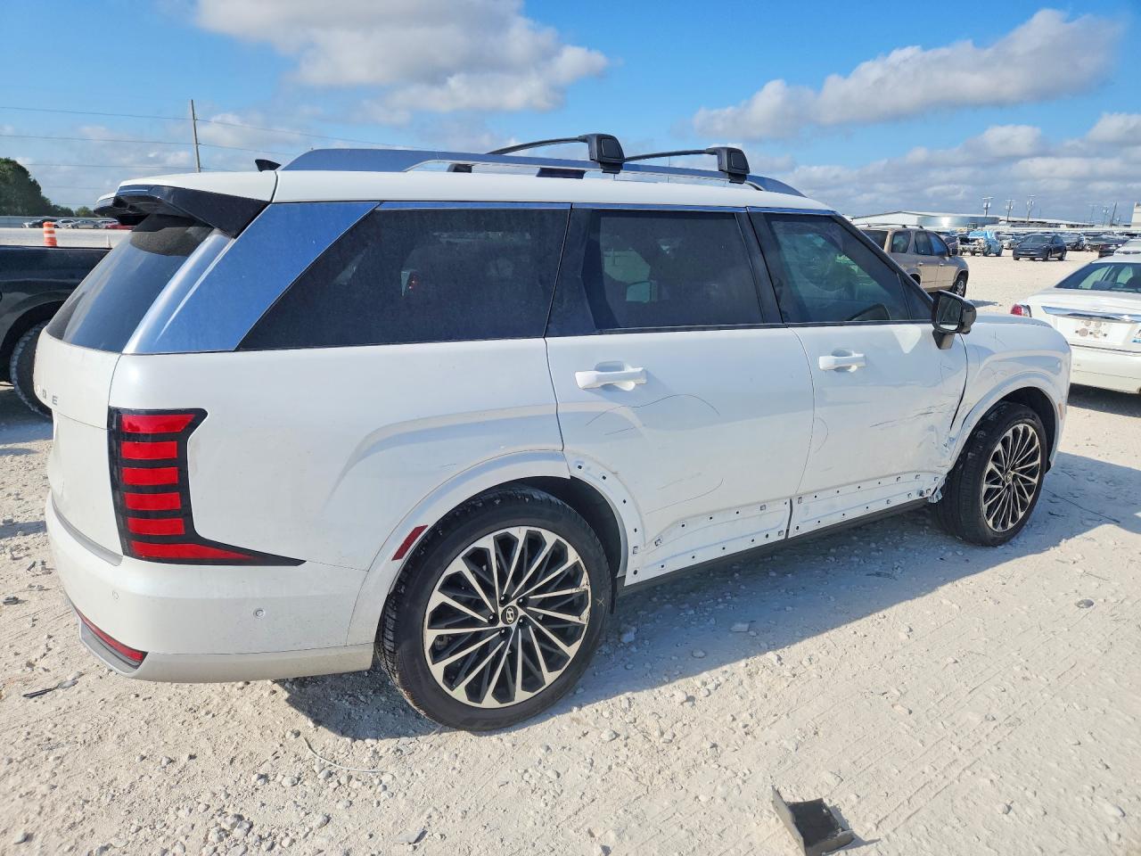 2026 Hyundai Palisade VIN KM8RM5SA9TU068515 COPART salvage auction — Side, Sv - Salvage Title, sold $32,250 on 2026-09-24 (photo 3)