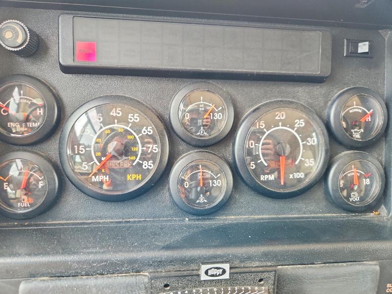 2000 Freightliner VIN 4UZ6XJCA1YCH14311 COPART salvage auction — VANDALISM, AL - CERT OF TITLE-FLOOD SALVAGE, sold $1,050 on 2026-09-02 (photo 8)