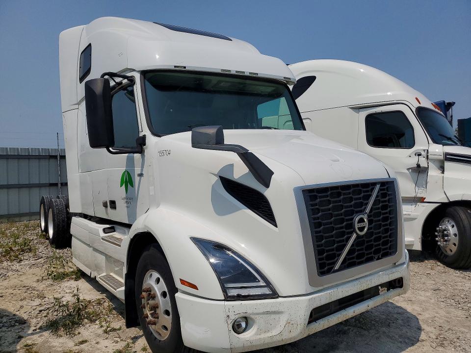 2020 Volvo VNR VIN 4V4WC9EH6LN247412 COPART salvage auction — ALL OVER, OH - CERT OF TITLE-SALVAGE, sold $1,300 on 2026-09-08 (photo 4)