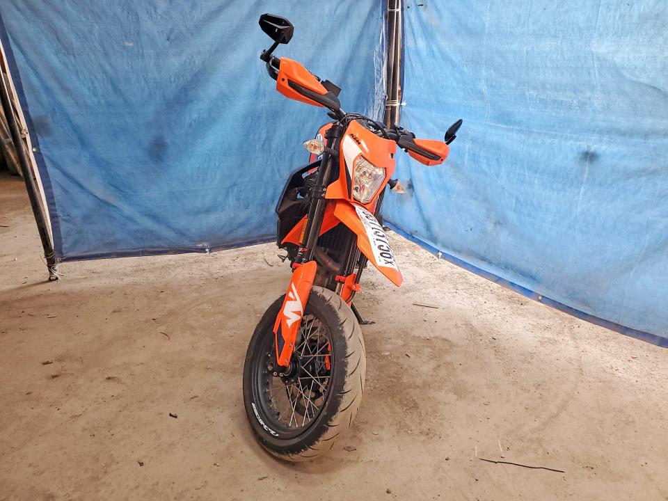 2024 Ktm 690 supermoto VIN VBKLSV402RM762958 COPART salvage auction — SIDE, Pe - Salvage Title, sold $4,850 on 2026-10-01 (photo 2)