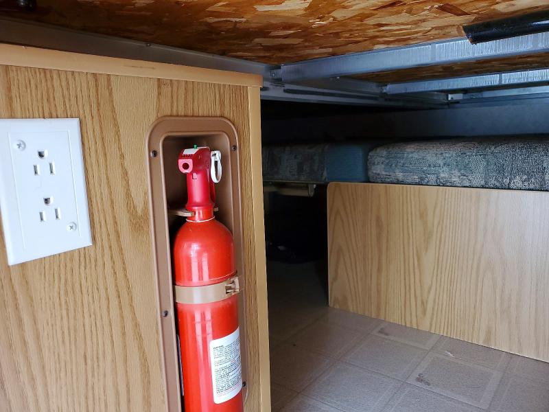 1999 Fleetwood Coleman VIN 4CP689F12X7250754 COPART salvage auction — Burn Interior, MN - CERT OF TITLE-PRIOR SALVAGE, sold $35 on 2026-09-08 (photo 5)