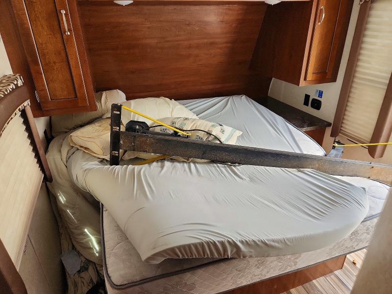 2017 Jayco Jay flight VIN 1UJBJ0BRXH1T70105 COPART salvage auction — SIDE, KY - CERT OF TITLE-SALVAGE, sold $2,050 on 2026-10-08 (photo 5)
