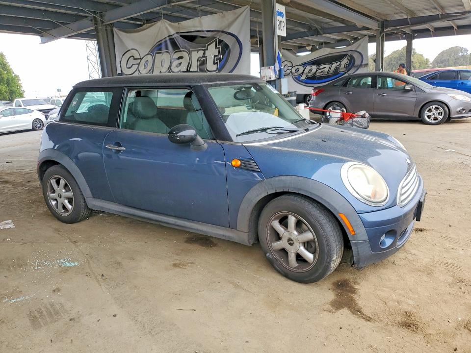 2009 Mini Cooper VIN WMWMF33539TU75417 COPART salvage auction — MINOR DENT/SCRATCHES, CA - DIS/DLR/EXP ONLY CLEAN TITLE, sold $525 on 2026-08-27 (photo 4)