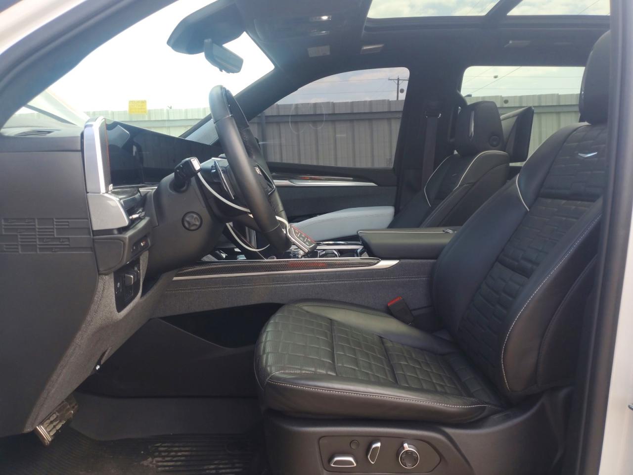 2025 Cadillac Escalade VIN 1GYS9HR93SR158842 COPART salvage auction — Minor Dent/Scratches, KY - BILL OF SALE/PART ONLY/NO TITL, sold $94,500 on 2026-09-15 (photo 7)