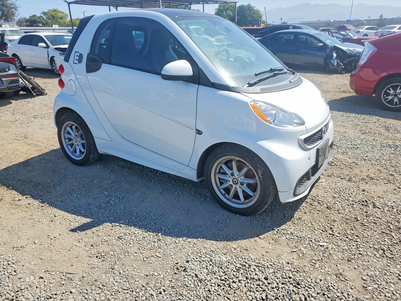 2016 Smart Fortwo VIN WMEEJ9AA8GK843247 COPART salvage auction — Front End, CA - DIS/DLR/EXP ONLY CLEAN TITLE (P), sold $250 on 2026-09-18 (photo 4)